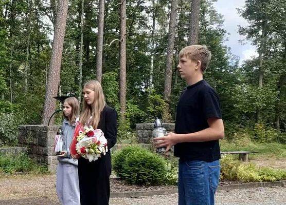 Składanie hołdu przy mogile