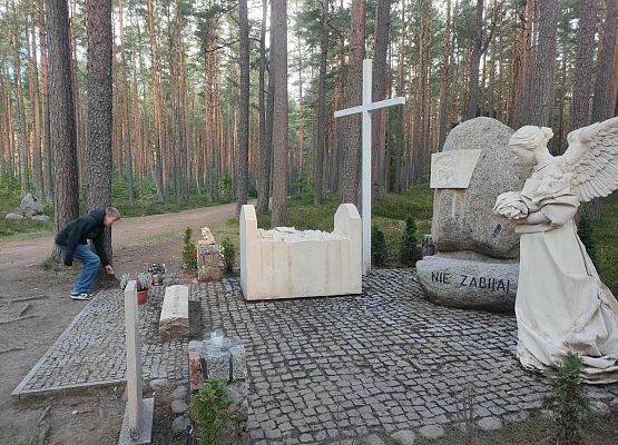 Zwiedzanie cmentarza w Piaśnicy