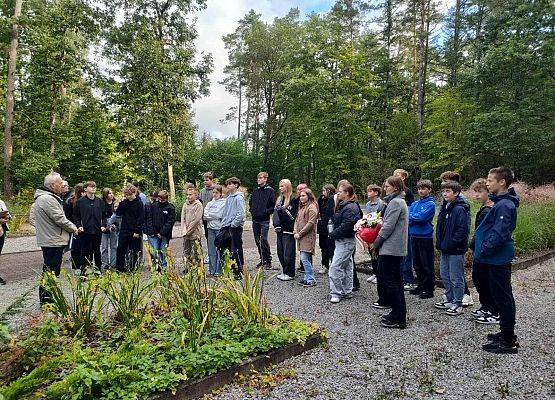 Zwiedzanie cmentarza w Piaśnicy