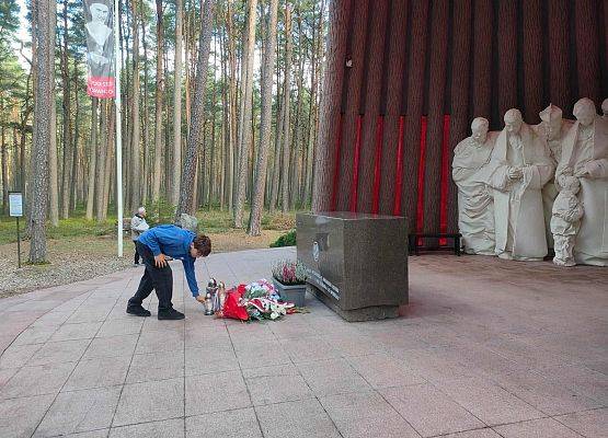 Zwiedzanie cmentarza w Piaśnicy
