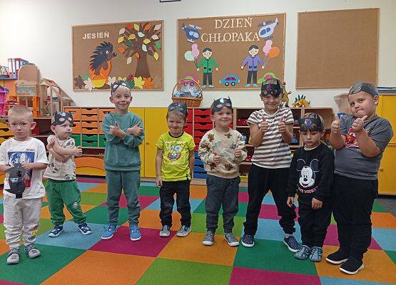 Grafika 2: DZIEŃ CHŁOPAKA