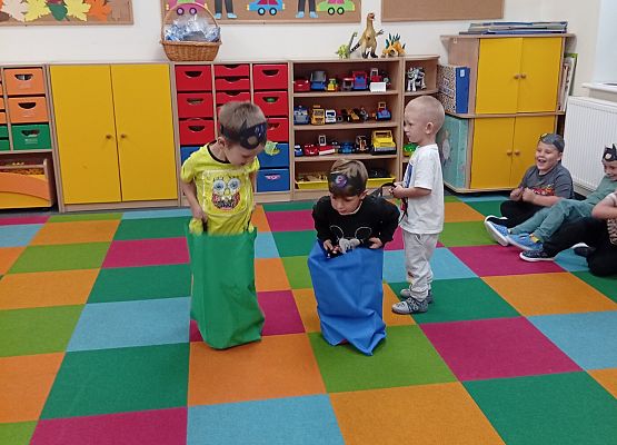 Grafika 12: DZIEŃ CHŁOPAKA