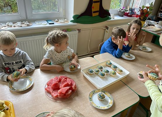 Grafika 4: ŚWIĘTO DZIEWCZYNEK