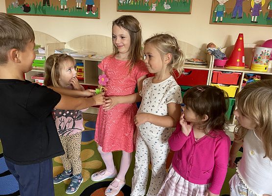 Grafika 7: ŚWIĘTO DZIEWCZYNEK