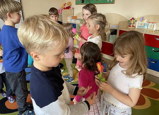 Grafika 1: ŚWIĘTO DZIEWCZYNEK