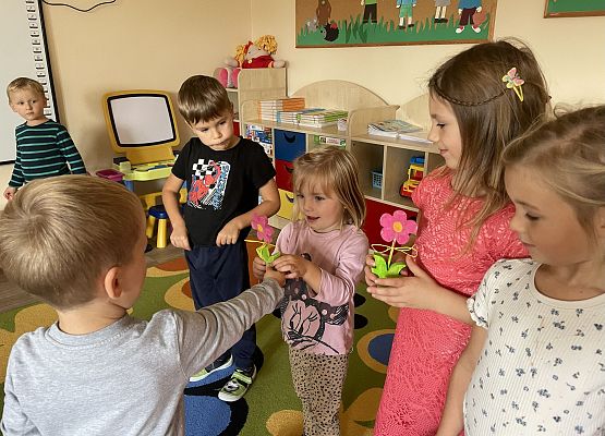 Grafika 8: ŚWIĘTO DZIEWCZYNEK