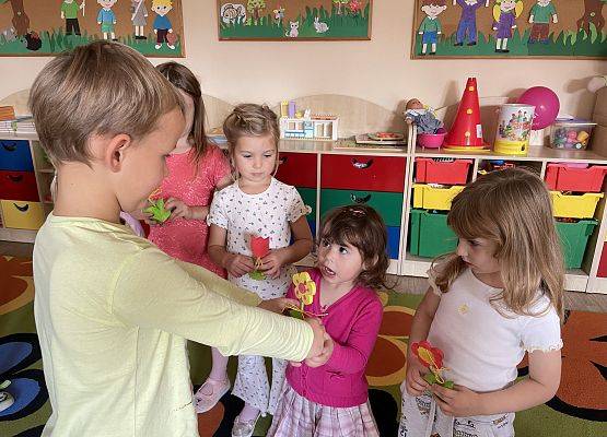 Grafika 9: ŚWIĘTO DZIEWCZYNEK