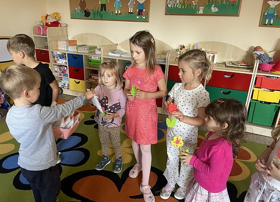 Grafika 10: ŚWIĘTO DZIEWCZYNEK