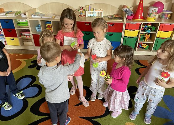 Grafika 12: ŚWIĘTO DZIEWCZYNEK