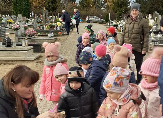 Grafika 1: Spacer na pobliski cmentarz