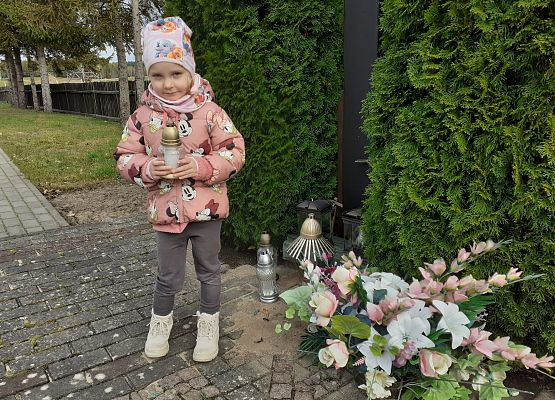 Grafika 2: Spacer na pobliski cmentarz