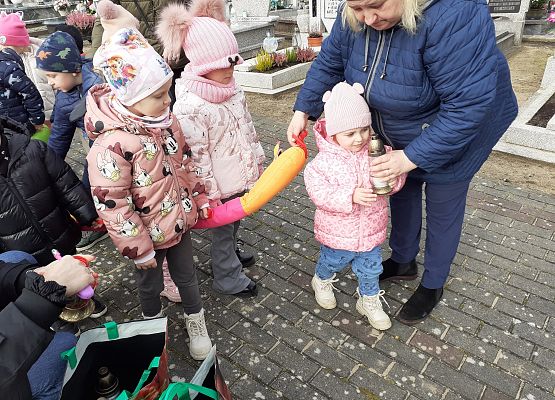 Grafika 6: Spacer na pobliski cmentarz