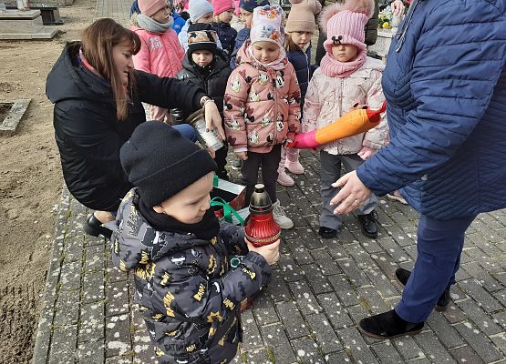 Grafika 9: Spacer na pobliski cmentarz