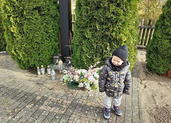 Grafika 11: Spacer na pobliski cmentarz