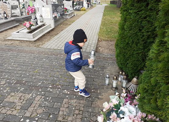 Grafika 15: Spacer na pobliski cmentarz