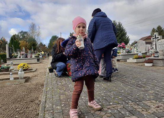 Grafika 16: Spacer na pobliski cmentarz