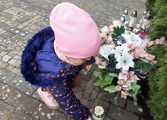 Grafika 17: Spacer na pobliski cmentarz