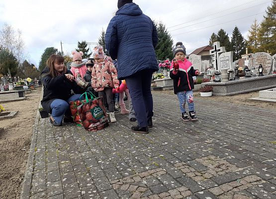 Grafika 18: Spacer na pobliski cmentarz