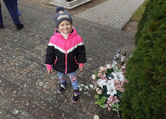 Grafika 19: Spacer na pobliski cmentarz