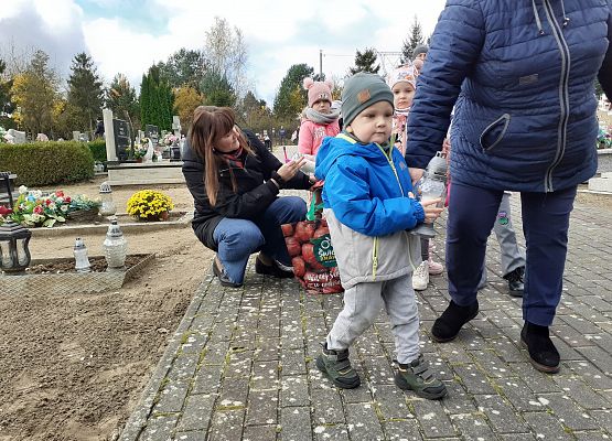 Grafika 21: Spacer na pobliski cmentarz