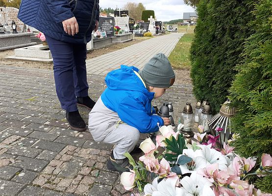 Grafika 22: Spacer na pobliski cmentarz