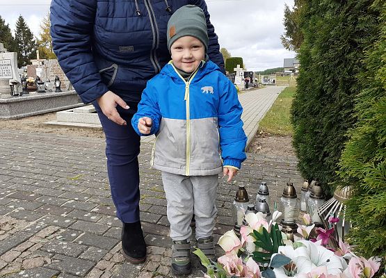 Grafika 23: Spacer na pobliski cmentarz