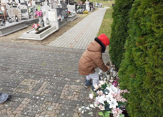 Grafika 24: Spacer na pobliski cmentarz