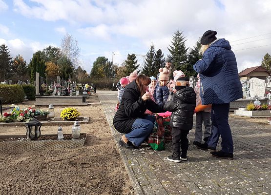 Grafika 26: Spacer na pobliski cmentarz