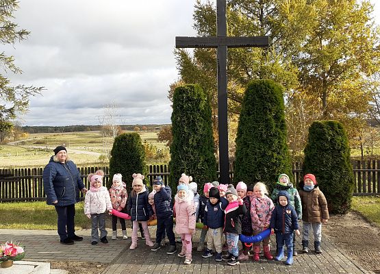 Grafika 31: Spacer na pobliski cmentarz