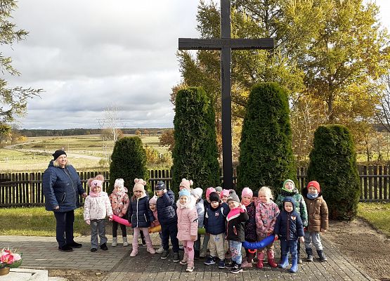 Grafika 32: Spacer na pobliski cmentarz