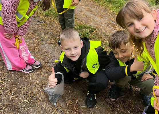 Grafika 10: Klasa 1a w terenie – zabawy i nauka w lesie 
