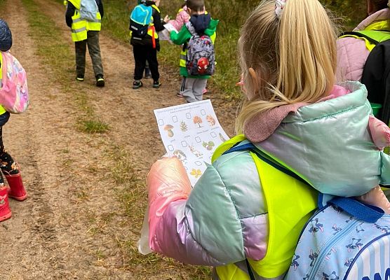Grafika 2: Klasa 1a w terenie – zabawy i nauka w lesie 