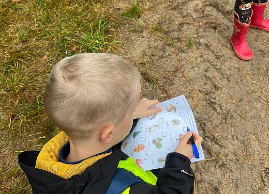 Grafika 7: Klasa 1a w terenie – zabawy i nauka w lesie 
