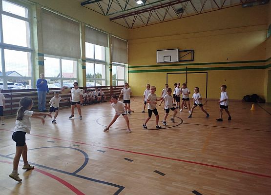 Grafika 3: Sportowa integracja klas 1a i 1b!