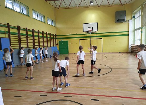 Grafika 1: Sportowa integracja klas 1a i 1b!