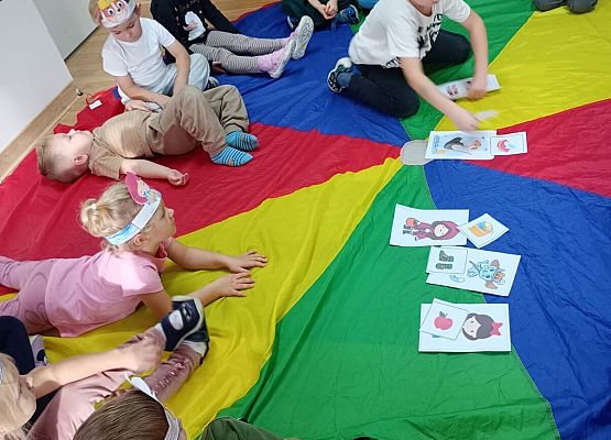 Grafika 1: Dzień Postaci z Bajek