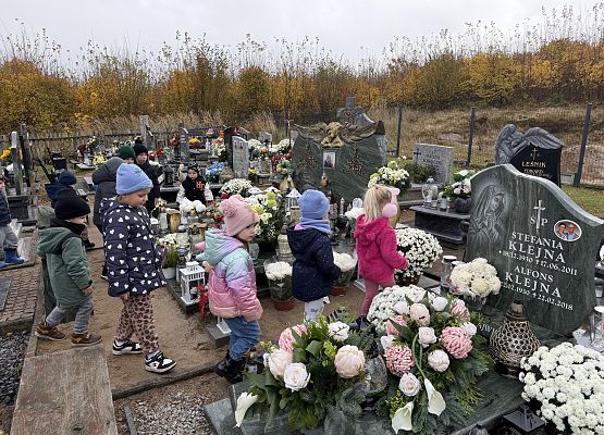 Grafika 2: PAMIĘTAMY O ZMARŁYCH