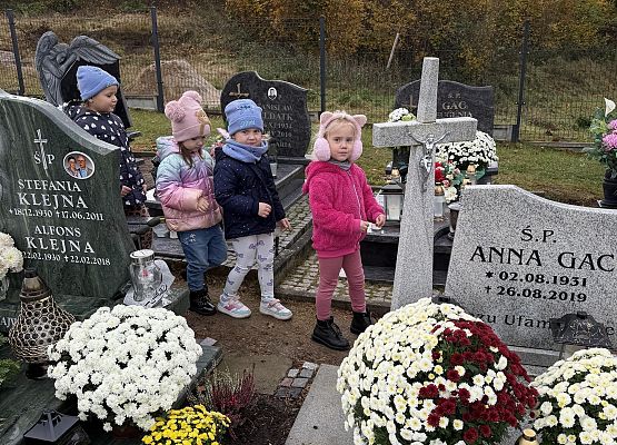 Grafika 4: PAMIĘTAMY O ZMARŁYCH