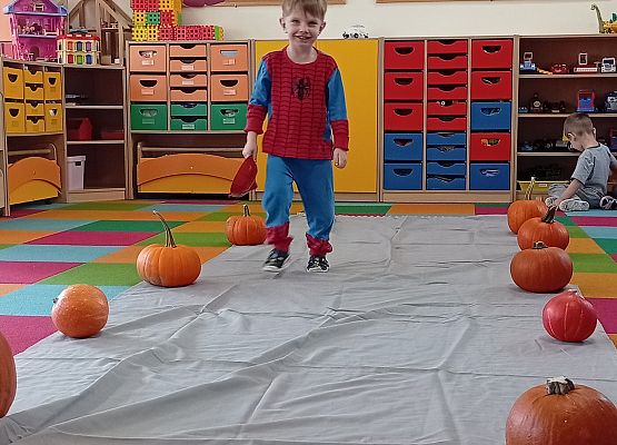 Grafika 32: DZIEŃ POSTACI Z BAJEK