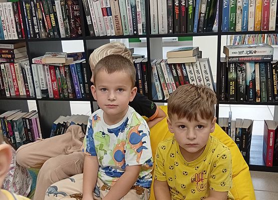 Grafika 2: WIZYTA W BIBLIOTECE