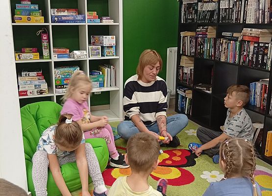 Grafika 1: WIZYTA W BIBLIOTECE