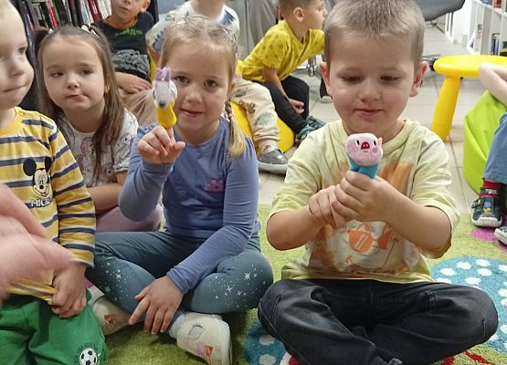 Grafika 9: WIZYTA W BIBLIOTECE