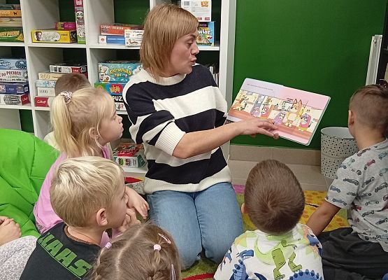 Grafika 8: WIZYTA W BIBLIOTECE