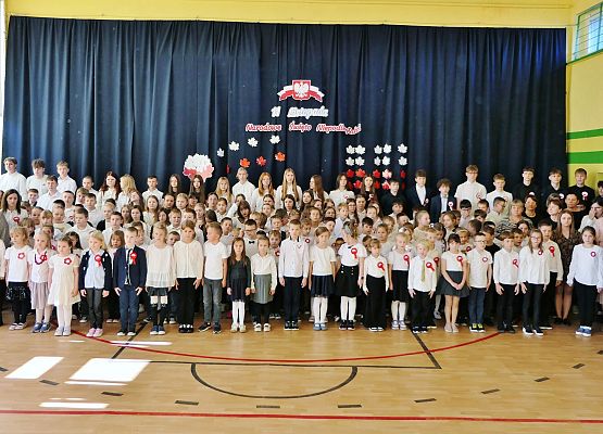 Grafika 2: Szkoła do hymnu