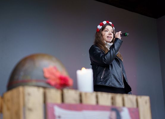 Grafika 1: Marcelina Pawelczyk podczas Obchodów Święta Niepodległości