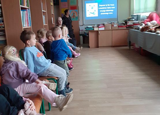 Grafika 17: Lekcja biblioteczna "Święto Misia"