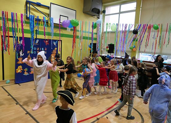 Dzień postaci z bajek - szkoła w Garczegorzu.