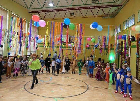 Dzień postaci z bajek - szkoła w Garczegorzu.