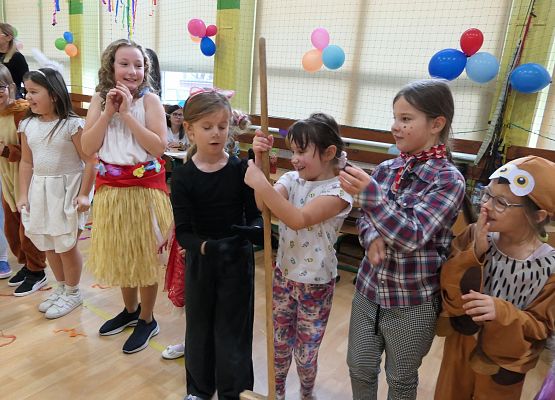 Dzień postaci z bajek - szkoła w Garczegorzu.