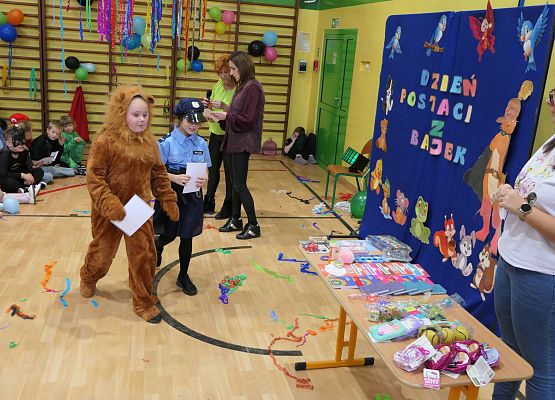 Dzień postaci z bajek - szkoła w Garczegorzu.